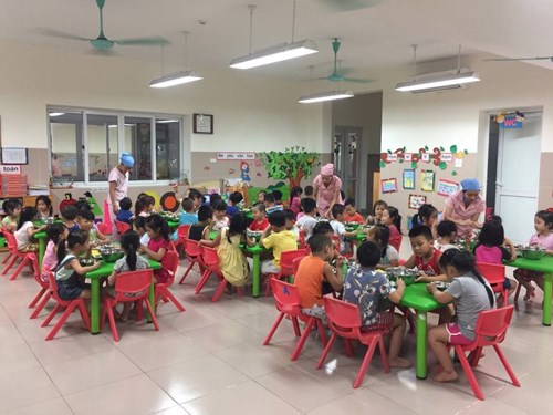 Lớp A4 tổ chức giờ ăn cho trẻ theo dây chuyền 4 cô giáo